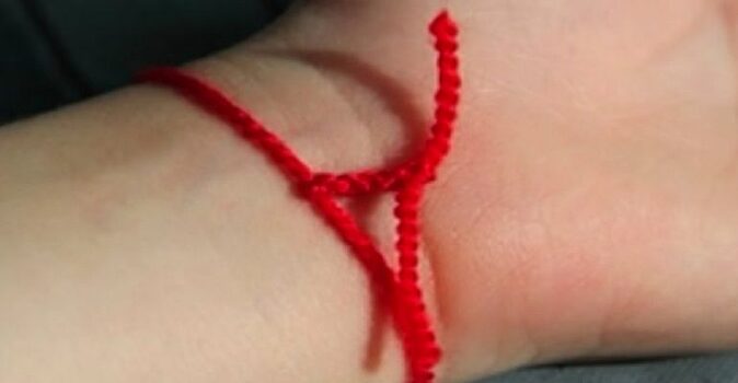 Как правильно завязать красную нить, чтобы она стала оберегом