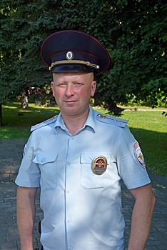В Смоленской области местный житель благодарит полицейского за спасение родственника