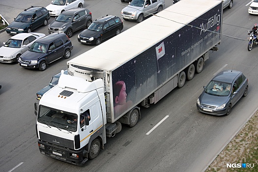 Чтобы дороги не портили: фурам запретили въезд в Новосибирск