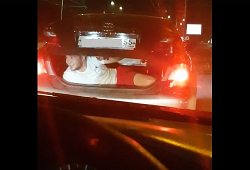 В Омске оштрафовали водителя, который вез человека в багажнике