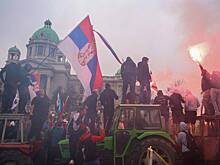 Протестующие в Сербии начали взрывать петарды