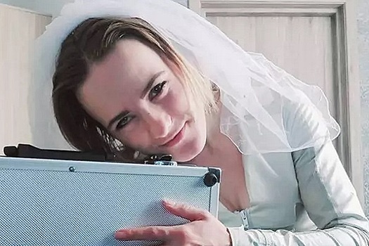 Россиянка вышла замуж за чемодан