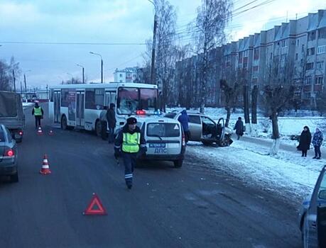 В Кирове столкнулись автобус и иномарка