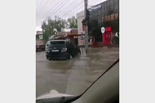 Затопленные из-за ливней улицы российского города сняли на видео