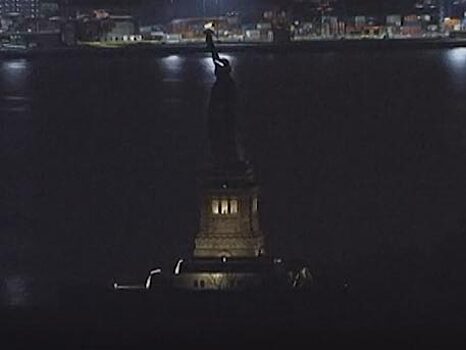 Статуя Свободы погрузилась во тьму