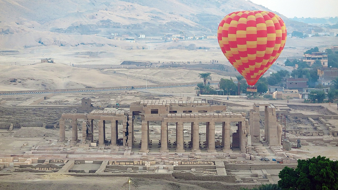 Воздушный шар с туристами рухнул в Египте