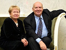 Убитая горем Пахмутова у могилы Добронравова: «Рядом место для меня оставили? Я не такая толстая»