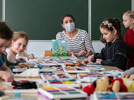 Собянин предложил отменить масочный режим для учителей на уроках