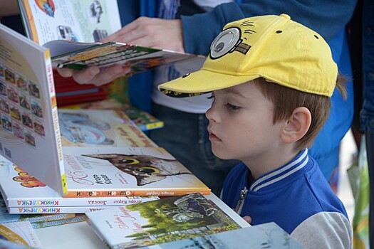 Россиянам посоветовали книги для прочтения вместе с детьми в новогодние праздники