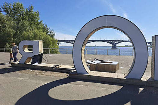 В Саратове автомобиль врезался в арт-объект на набережной