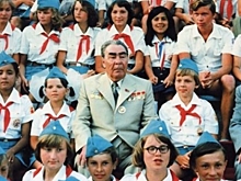 "Хорошо, что не Сталин": Леонид Брежнев в "Артеке" падал мимо кресел