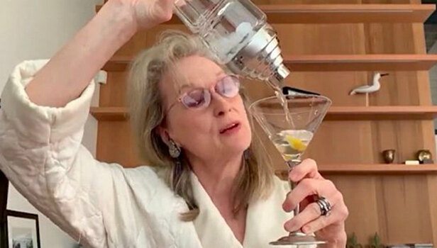 Мэрил Стрип в халате делает себе мартини и открывает бутылку виски. О таком идеальном вечере на карантине мечтаем мы все