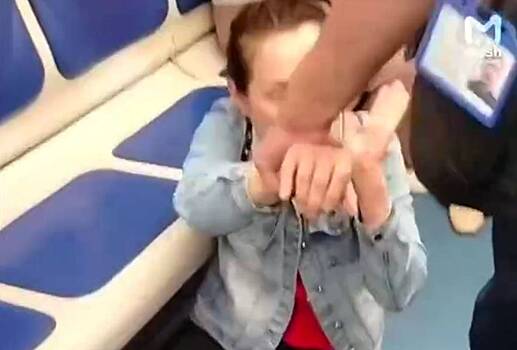 Ранившая ножом пассажирку петербургского метро женщина попала на видео