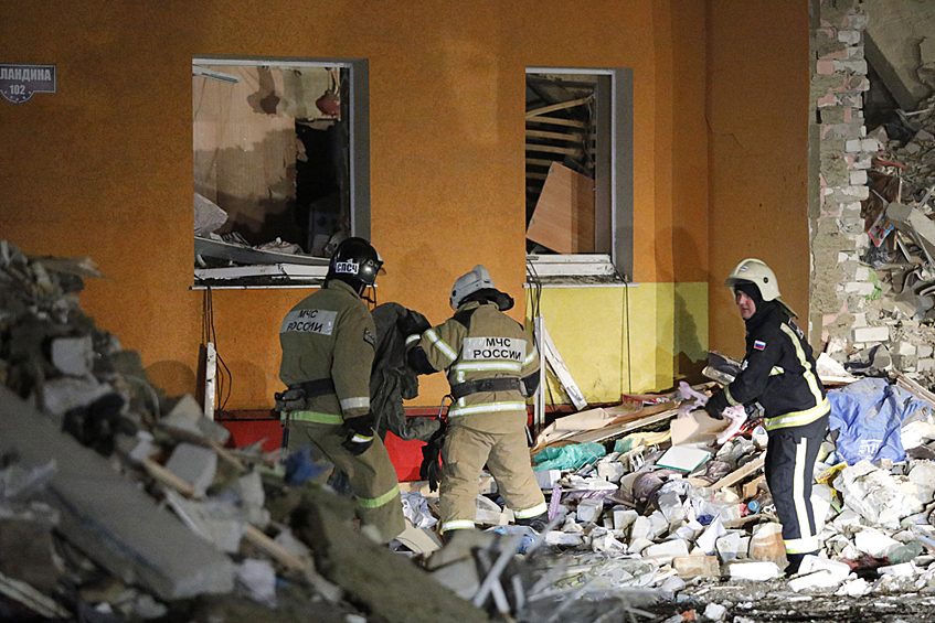 По данным РИА Новости, пострадали пять человек, при этом двое из них получили ожоги разной степени тяжести, один человек погиб.