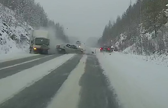 Зацепил снежный наст: появилось видео, как Renault вынесло под грузовик на Серовском тракте