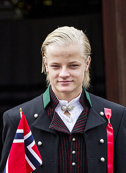 Старший сын норвежской кронпринцессы Мариус Борг Хёйби и кронпринц Хокон