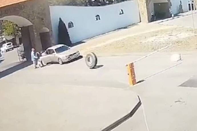 На видео попало, как колесо отлетело от «КамАЗа» и сбило людей