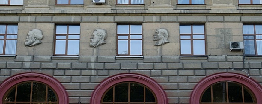 На фасад здания Волгоградского государственного медуниверситета вернут профиль Сталина