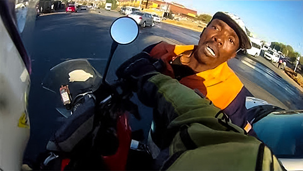 "Храни тебя бог": мотоциклист спас водителя от ограбления