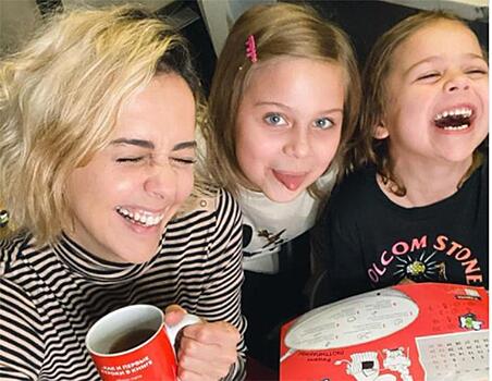 «Уютные мякушки»: Ольга Шелест облачила дочерей в костюмы цвета какао для загородной поездки