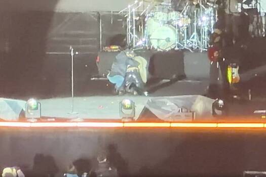 Знаменитая певица потеряла сознание на сцене и попала на видео