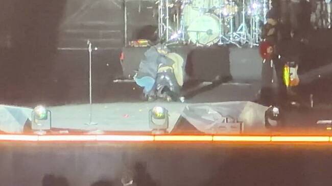 Знаменитая певица потеряла сознание на сцене и попала на видео