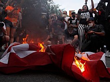 Фанаты "МЮ" сожгли флаг США возле стадиона "Олд Траффорд"
