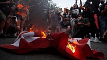 Фанаты "МЮ" сожгли флаг США возле стадиона "Олд Траффорд"
