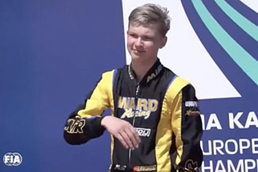 Российский гонщик отпраздновал победу похожим на нацистское приветствие жестом