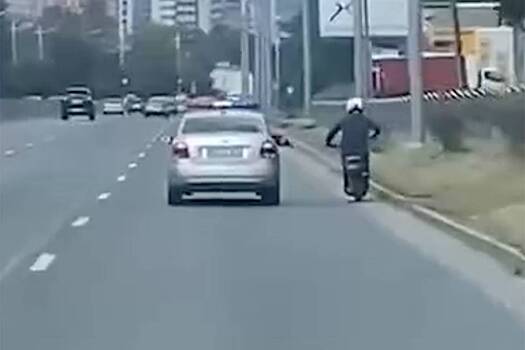 Российские полицейские поймали байкера голыми руками и попали на видео