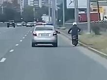 Российские полицейские поймали байкера голыми руками и попали на видео