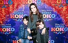 Зара с подросшими сыновьями, сияющая Надежда Михалкова и другие звездные зрители премьеры мультфильма «Тайна Коко»
