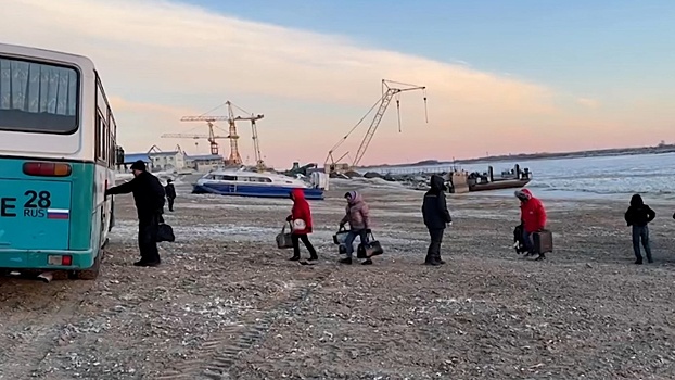 Застрявших в Хэйхэ из-за ледостава россиян вернут домой на автобусах