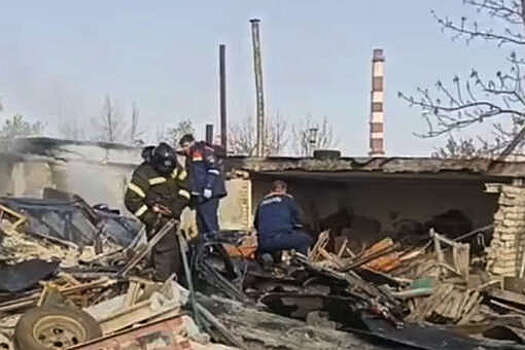 На Ставрополье взрыв разрушил три гаража, последствия попали на видео