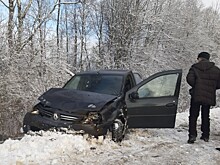 В Тверской области автомобиль "Рено", совершая обгон, съехал в кювет и перевернулся