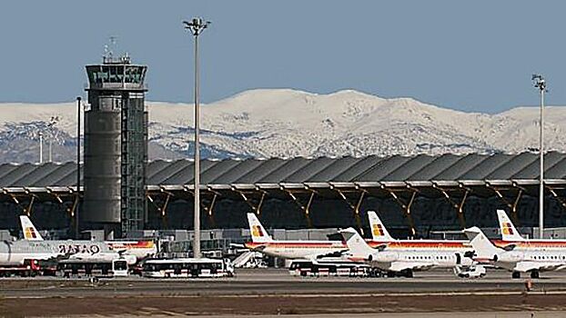 Российский А-320 протаранили трапом в аэропорту Мадрида