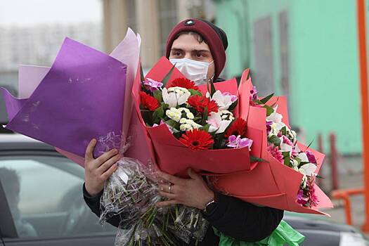 Более тысячи волонтеров в Подмосковье вручили цветы женщинам в честь 8 Марта