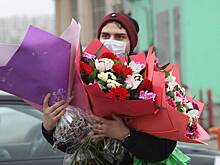Более тысячи волонтеров в Подмосковье вручили цветы женщинам в честь 8 Марта