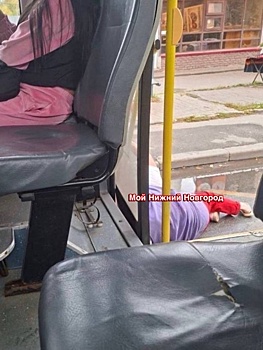 Пенсионерка выпала на ходу из автобуса в Нижнем Новгороде