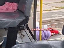 Пенсионерка выпала на ходу из автобуса в Нижнем Новгороде