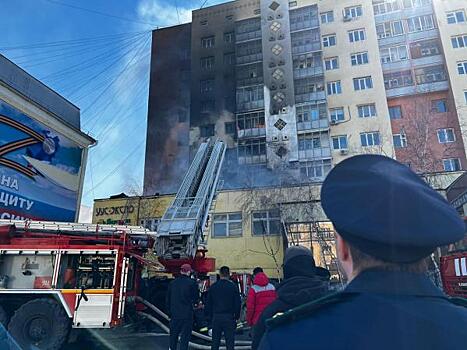 В центре Якутска загорелся торговый центр: огонь перекинулся на жилой дом