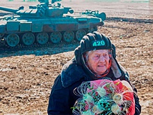 В Белгородкой области 99-летняя ветеран ВОВ освоила вождение танка Т-72Б3