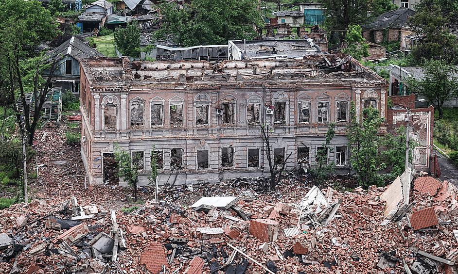 Вид на здание, разрушенное в результате боевых действий