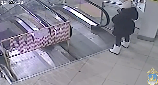 В Костроме ищут женщину, которая нашла в торговом центре полмиллиона рублей: видео