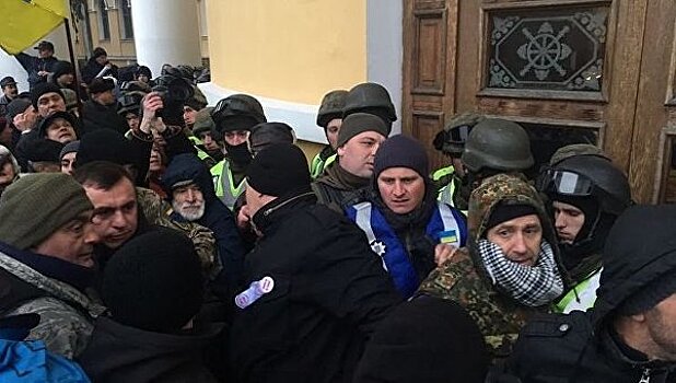 Сторонники Саакашвили штурмуют здание в центре Киева