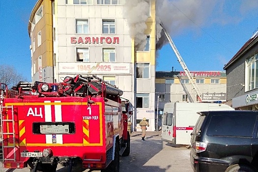 МЧС: На тушении ТЦ в Бурятии срочно увеличили группировку пожарных