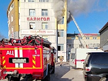 МЧС: На тушении ТЦ в Бурятии срочно увеличили группировку пожарных