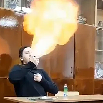 Огнедышащий школьник шокировал одноклассников в Харькове - видео