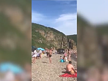 Водитель джипа проехался по забитому отдыхающими пляжу Приморья. Видео