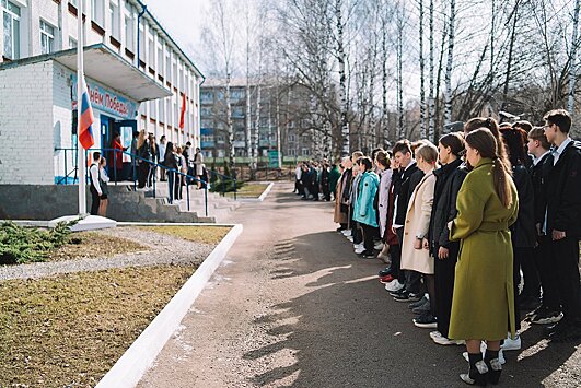 В кировской школе прошло торжественное мероприятие по поднятию российского Государственного флага